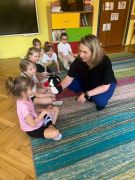 Kot Bofik wita się z dziećmi
