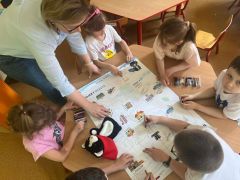 Dzieci przy stolikach pracują
